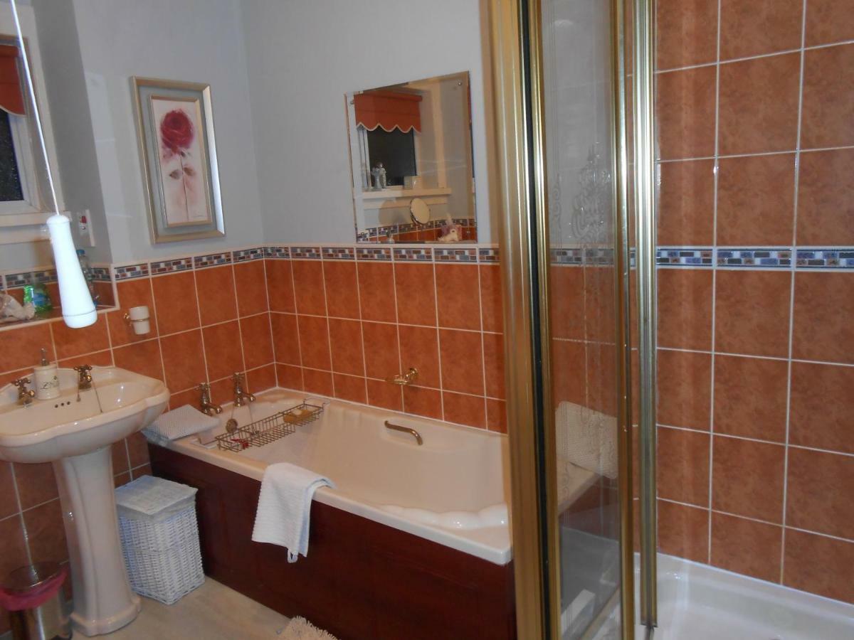Rose Villa Bed And Breakfast Forfar Bagian luar foto